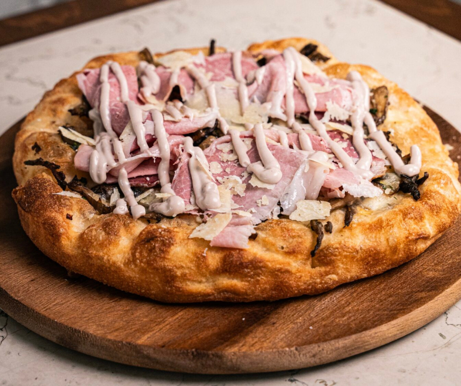 Pizza della Settimana: “Incontro” – Pizzeria Maiori in abbinamento con lo Spumante Metodo Classico Rosé 6 Mura Cantina Giba